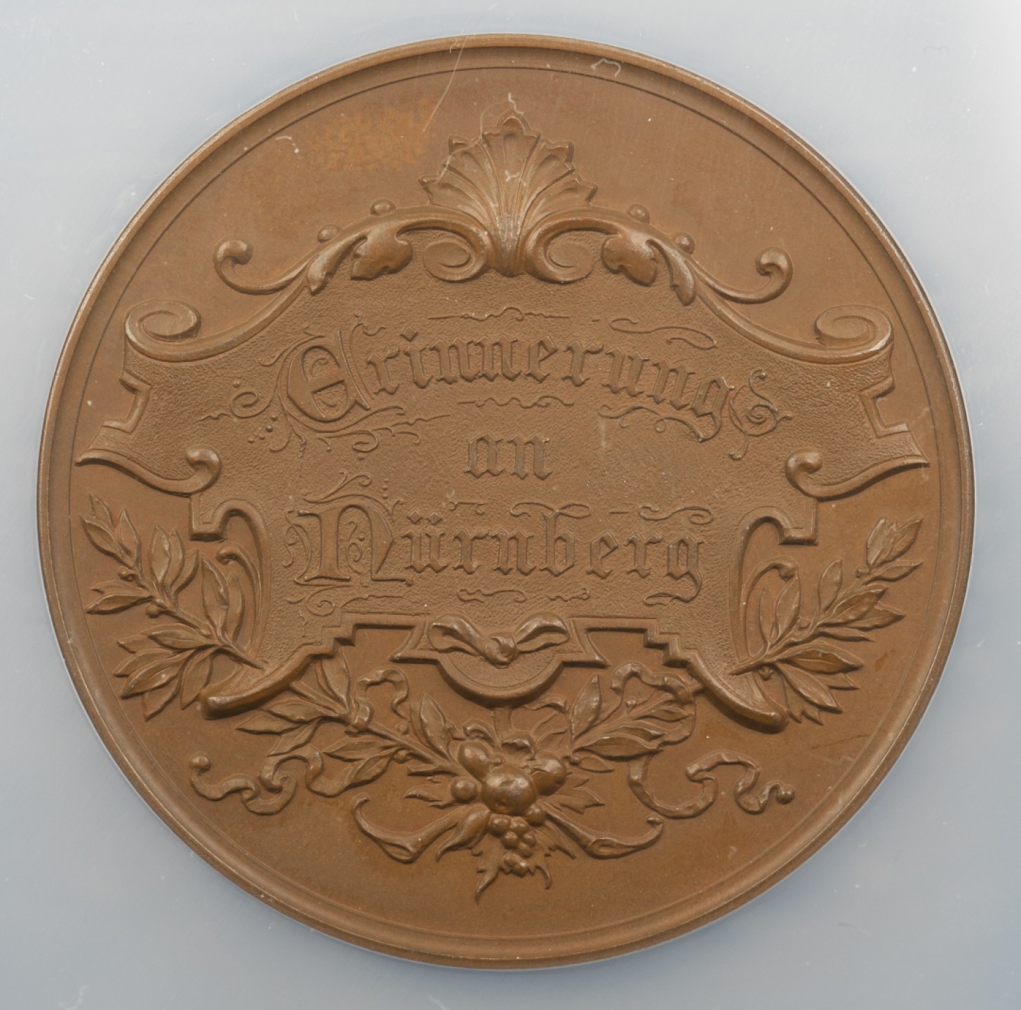 万国钱币拍卖第005期 19世纪德国纽伦堡北卡罗来纳大学圣塞瓦尔德教堂纪念大铜章，51MM，大盒装