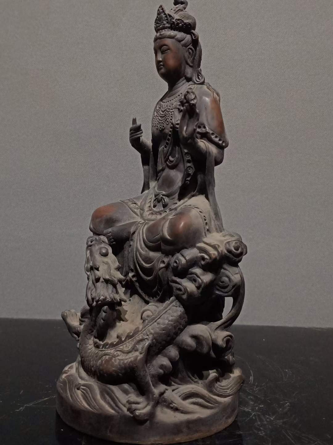 纯铜佛像，纯手工精致打造，包浆厚重，老化明显，品相完整。