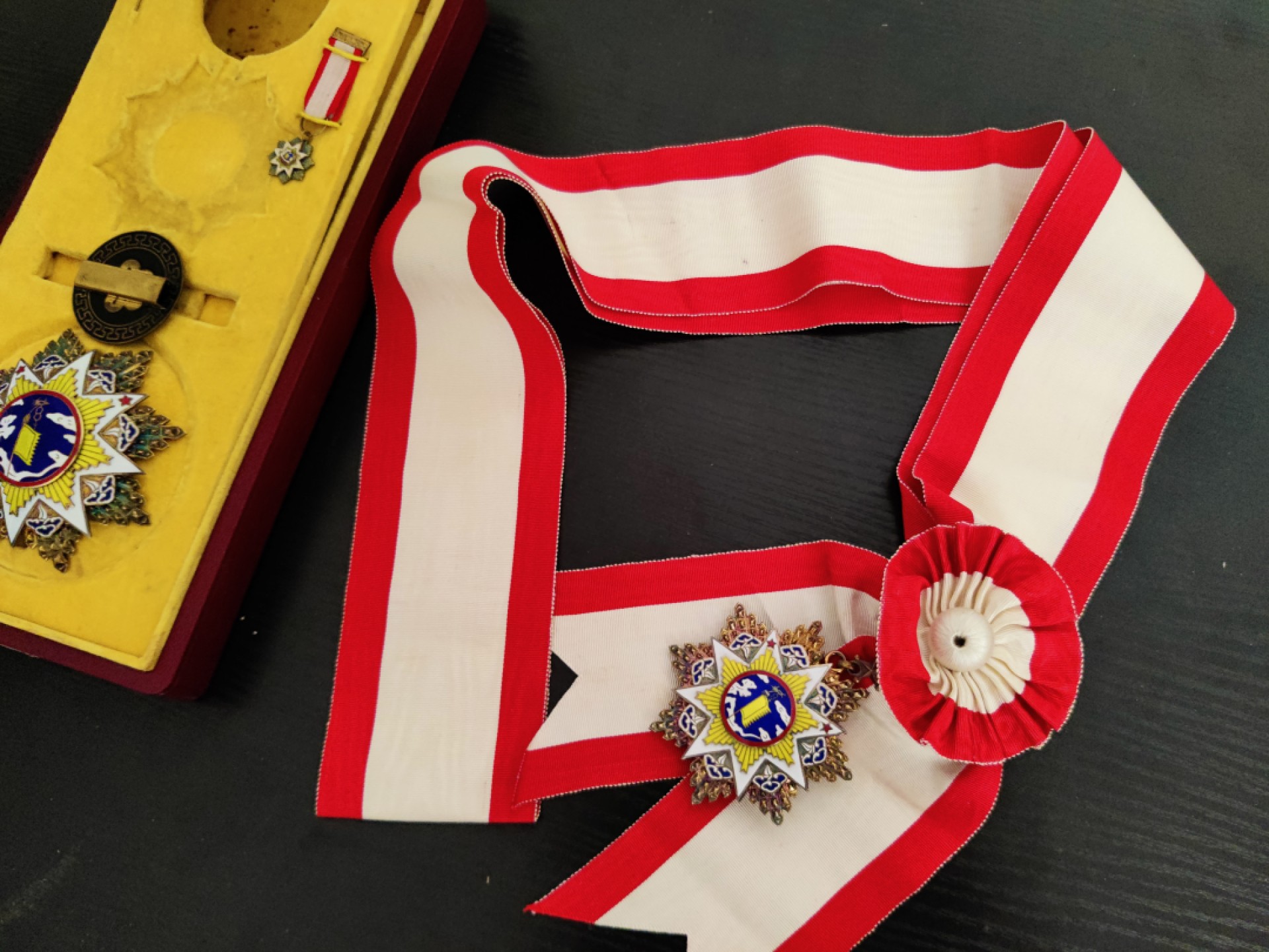 全场0元起拍 第43期 咸鱼国勋章拍卖专场 4月2日（周日）下午6：00开始 国军 二等大绶云麾勋章 原盒纯银珐琅 中央印制厂造