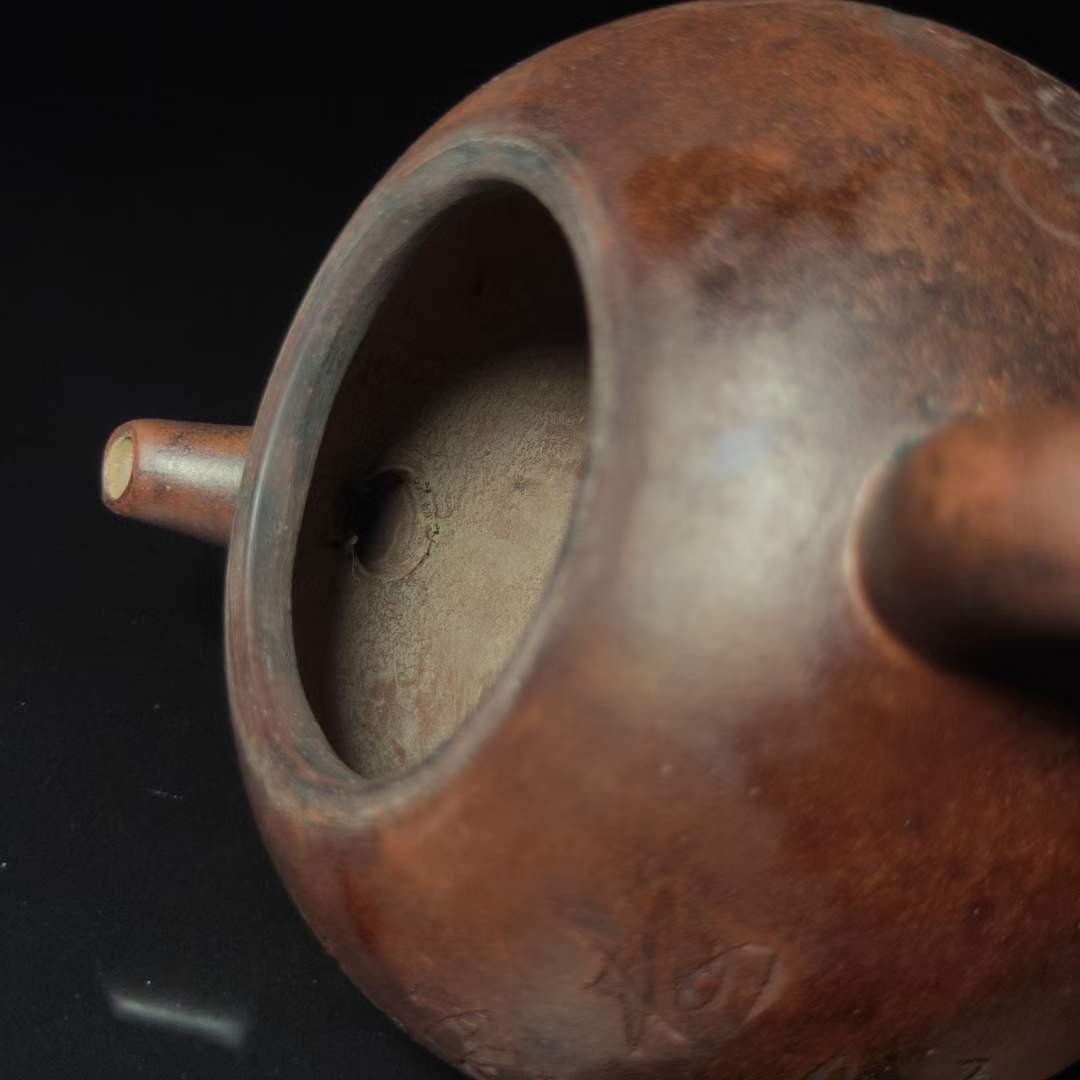 黄玉麟紫砂壶一把，单孔