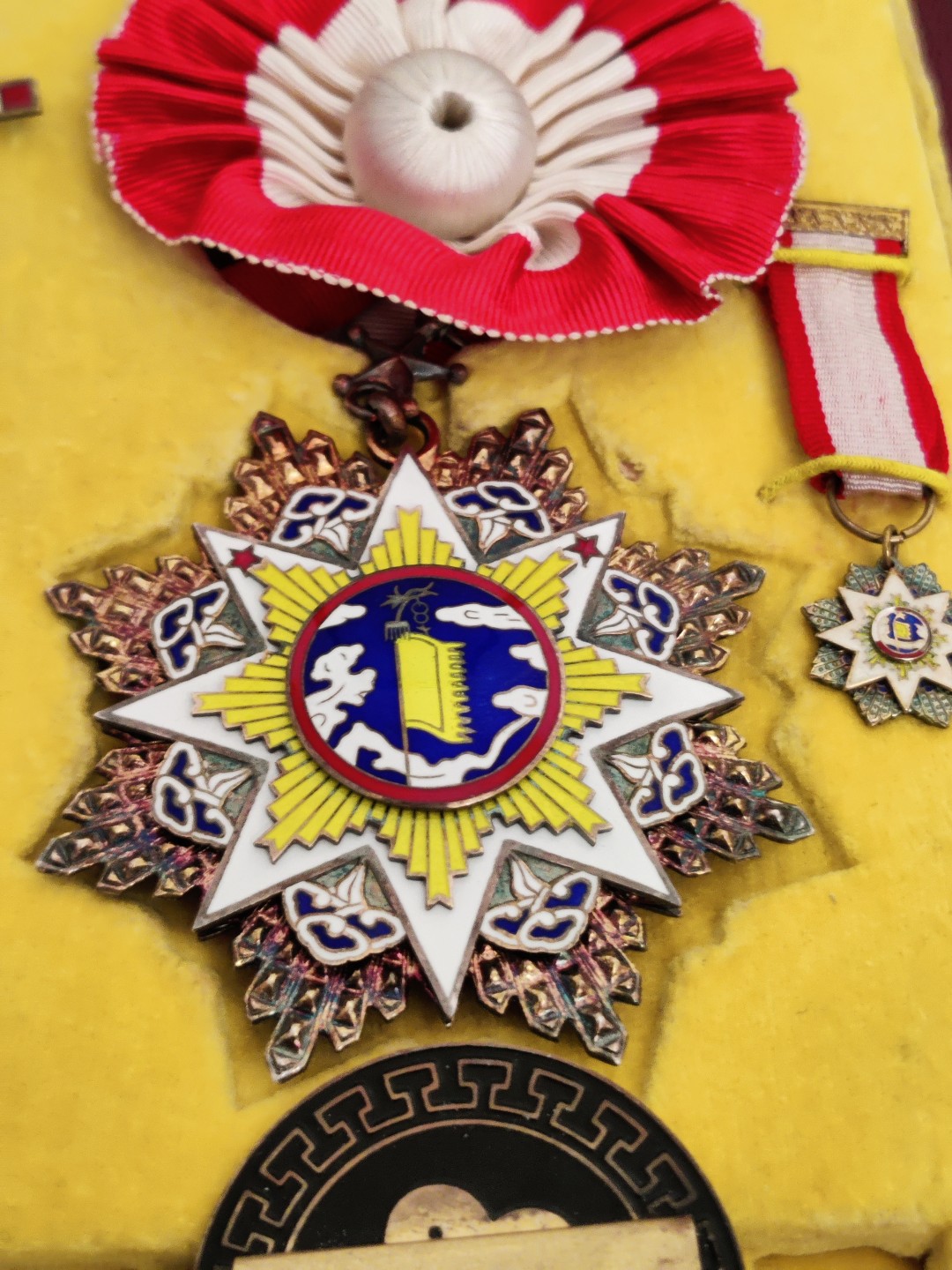 全场0元起拍 第43期 咸鱼国勋章拍卖专场 4月2日（周日）下午6：00开始 国军 二等大绶云麾勋章 原盒纯银珐琅 中央印制厂造