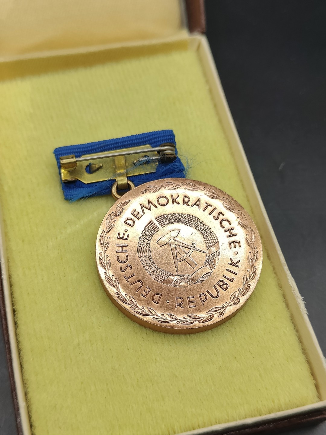 全场0元起拍 第43期 咸鱼国勋章拍卖专场 4月2日（周日）下午6：00开始 东德裴斯泰洛齐忠诚教育10年奖章