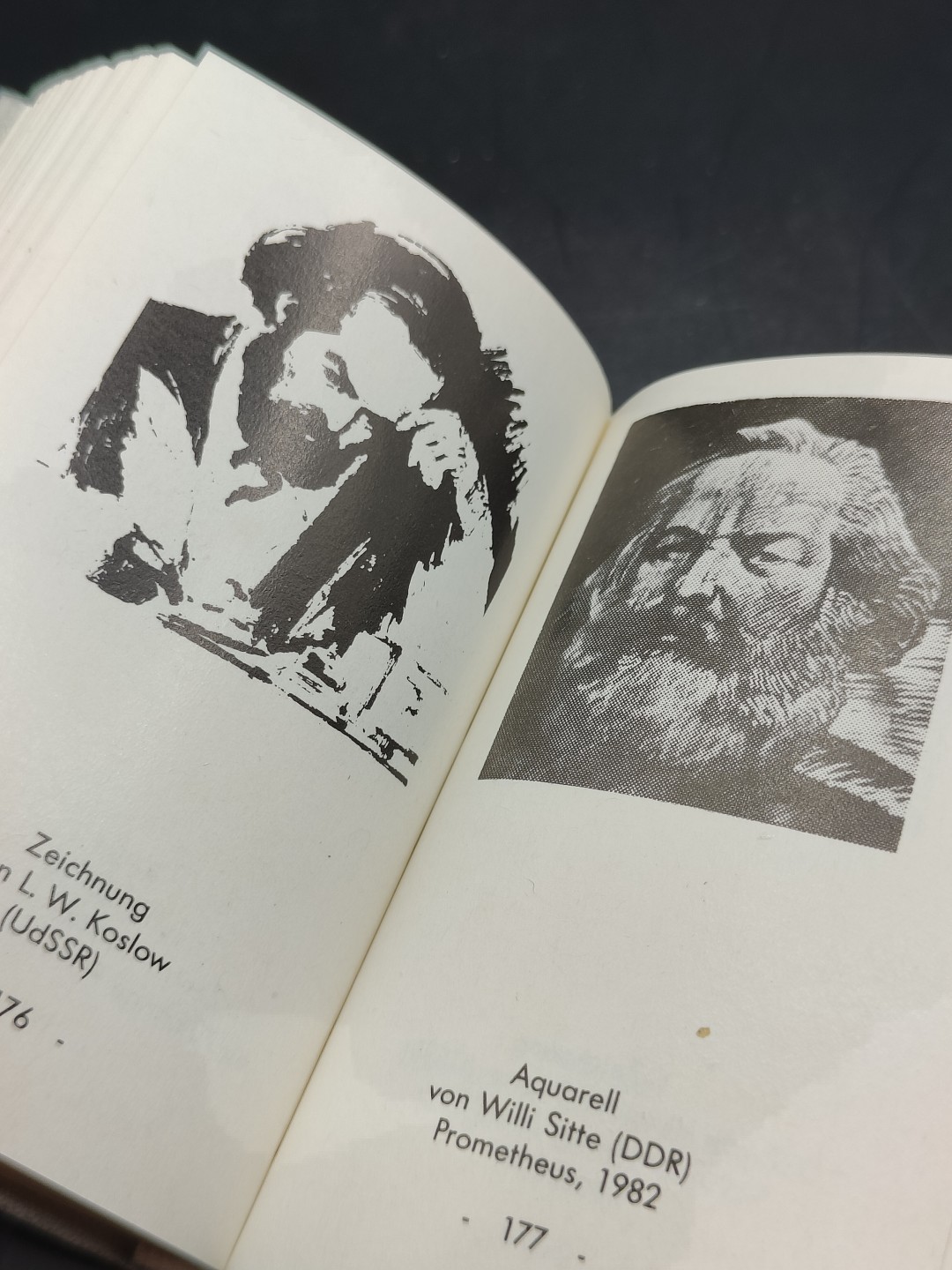 全场0元起拍 第43期 咸鱼国勋章拍卖专场 4月2日（周日）下午6：00开始 马克思雕塑画像收录大全 223页 迷你册