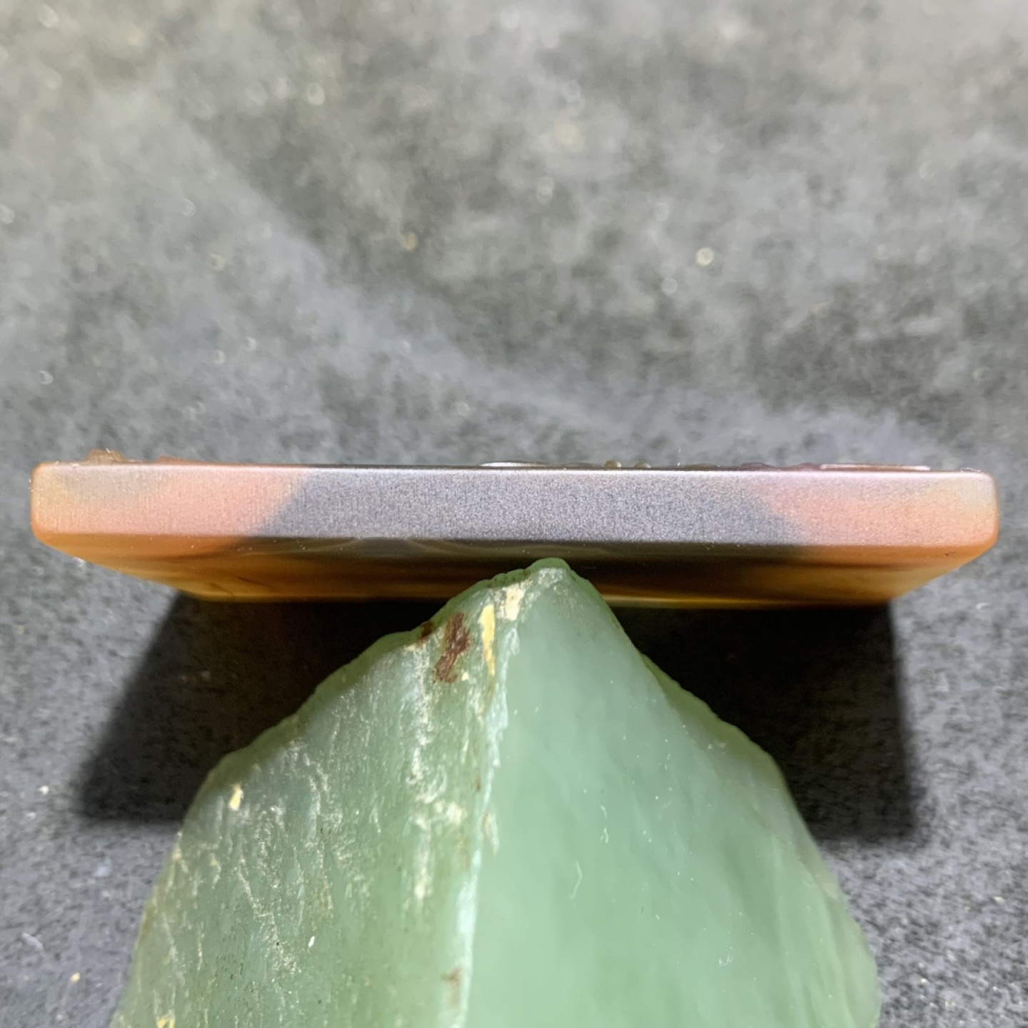 精美高玉化巴西玛瑙雕刻战狼牌子一个，