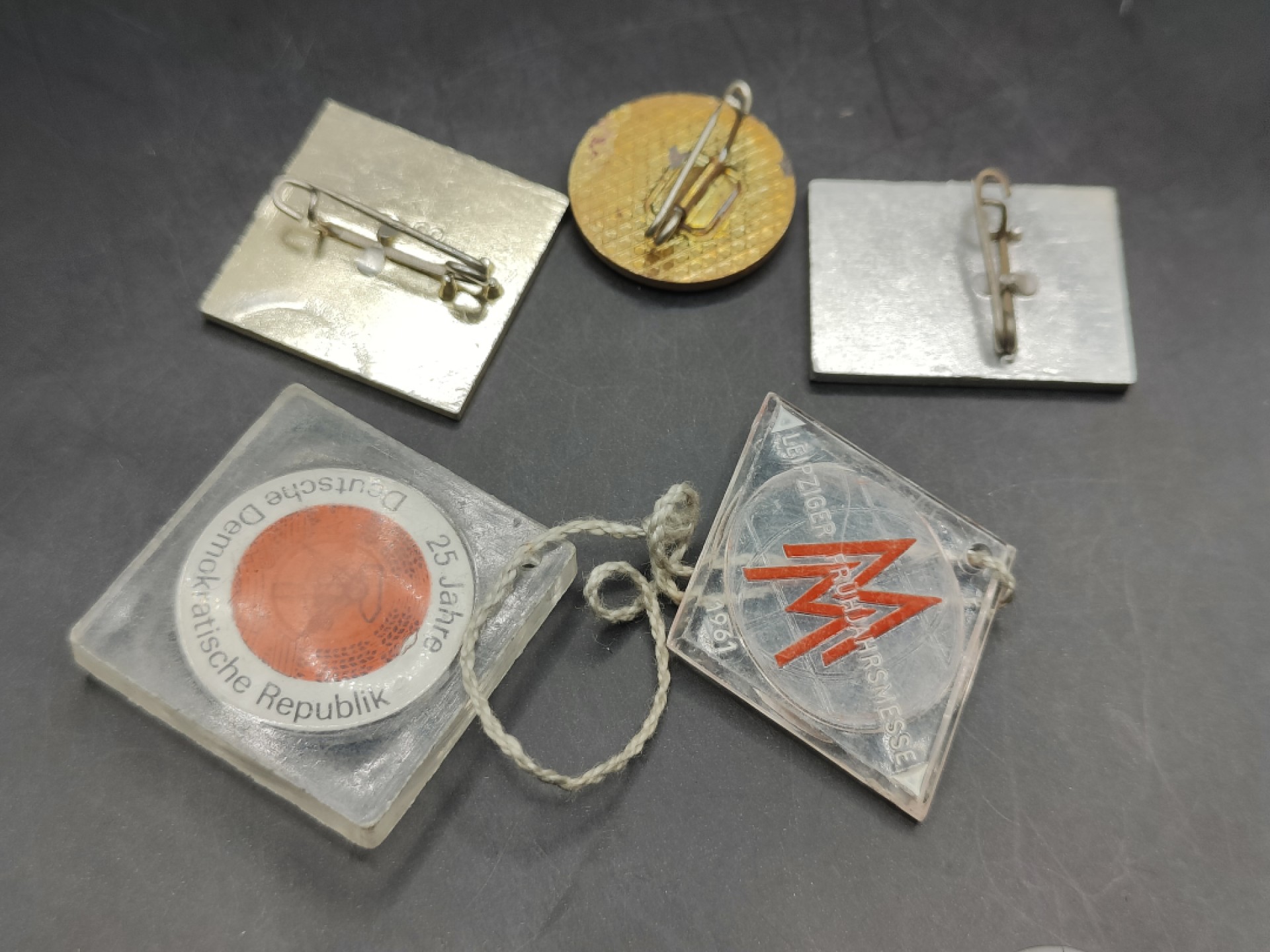 全场0元起拍 第43期 咸鱼国勋章拍卖专场 4月2日（周日）下午6：00开始 东德 莱比锡博览会徽章一组 5个