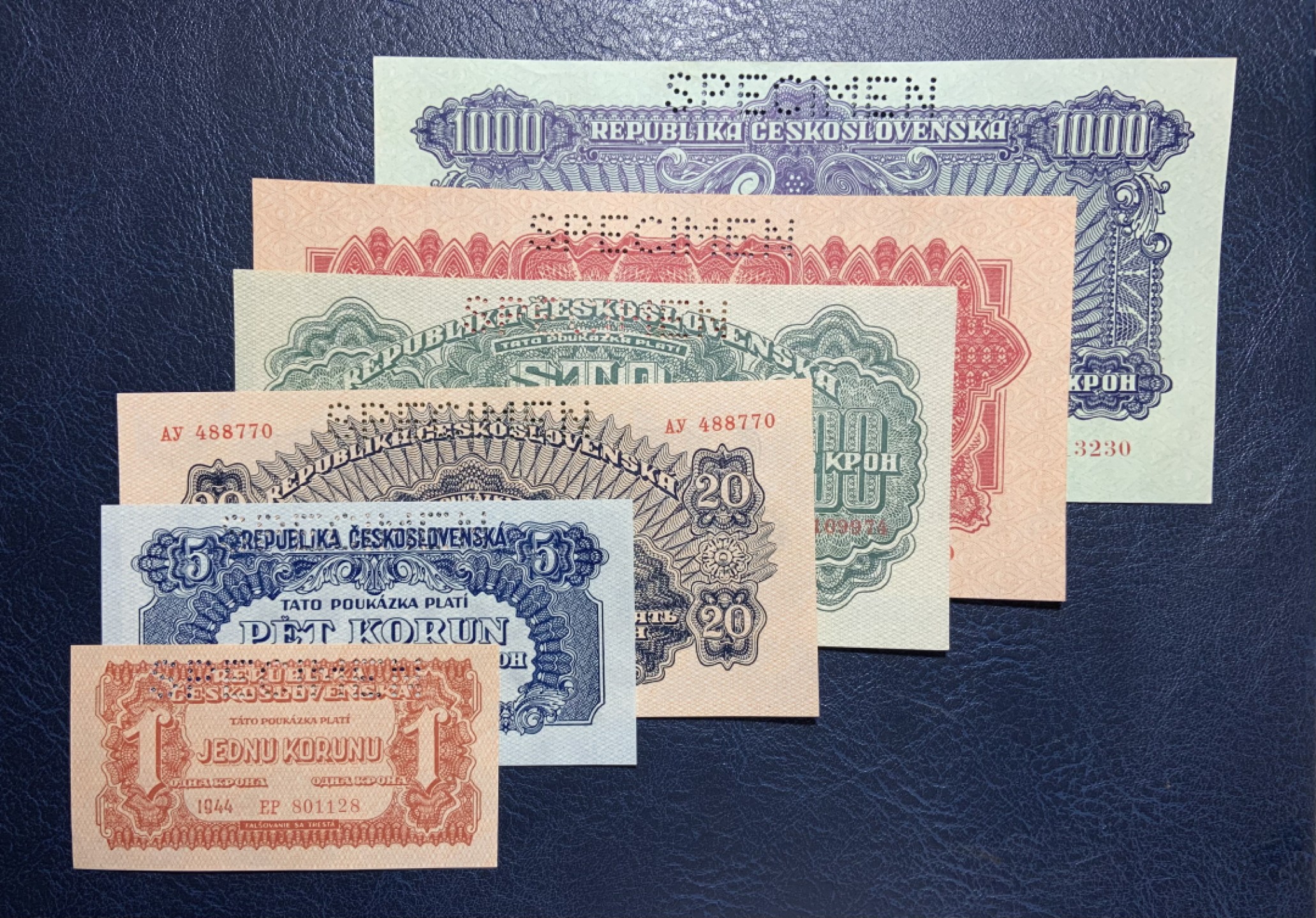 收藏联盟Quantum Auction 第246期拍卖 捷克斯洛伐克1944年苏联代印1-1000克朗样票一套 品相UNC 纸币边角有轻微瑕疵，细节如图
