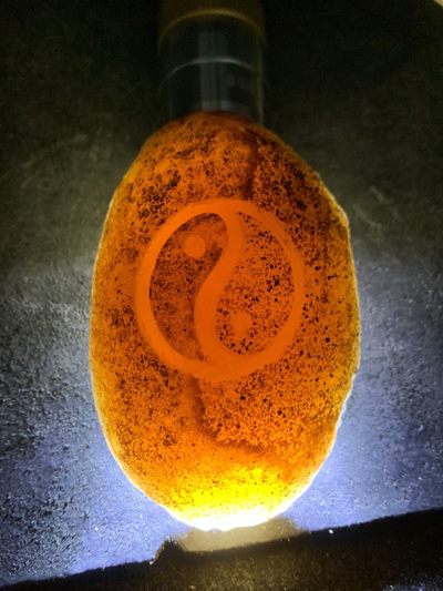 精美原皮高玉化冻料蒙料战国红玛瑙手工影雕工艺太极阴阳鱼把件一个， 精美原皮高玉化冻料蒙料战国红玛瑙手工影雕工艺太极阴阳鱼把件一个，