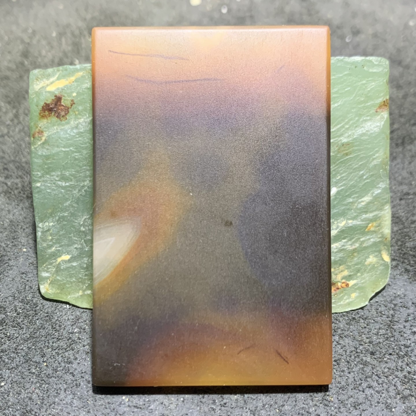 精美高玉化巴西玛瑙雕刻战狼牌子一个，