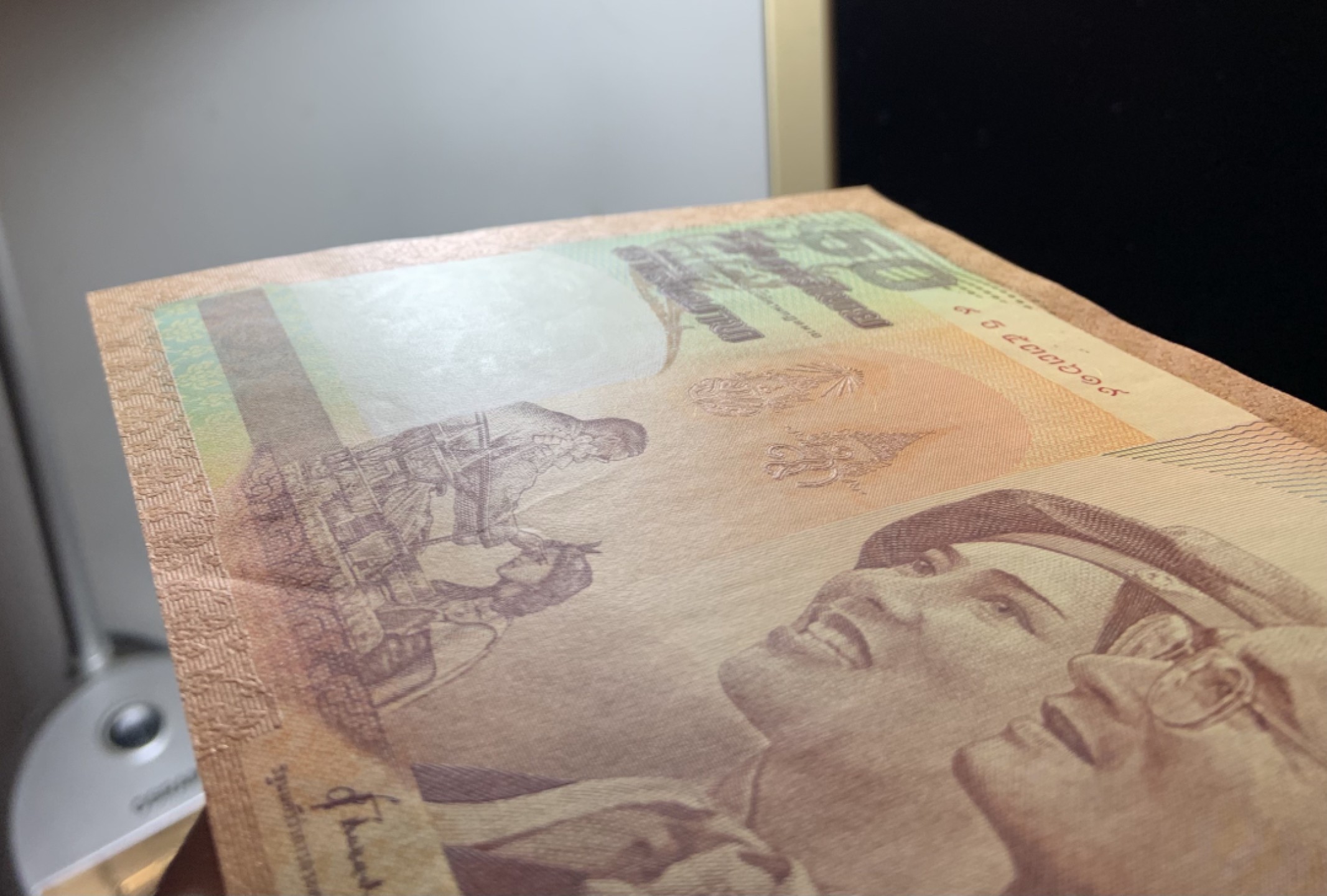收藏联盟Quantum Auction 第246期拍卖 泰国2000年50泰铢国王伉俪金婚纪念钞 品相UNC 大票幅 票面一道轻微的点钞痕