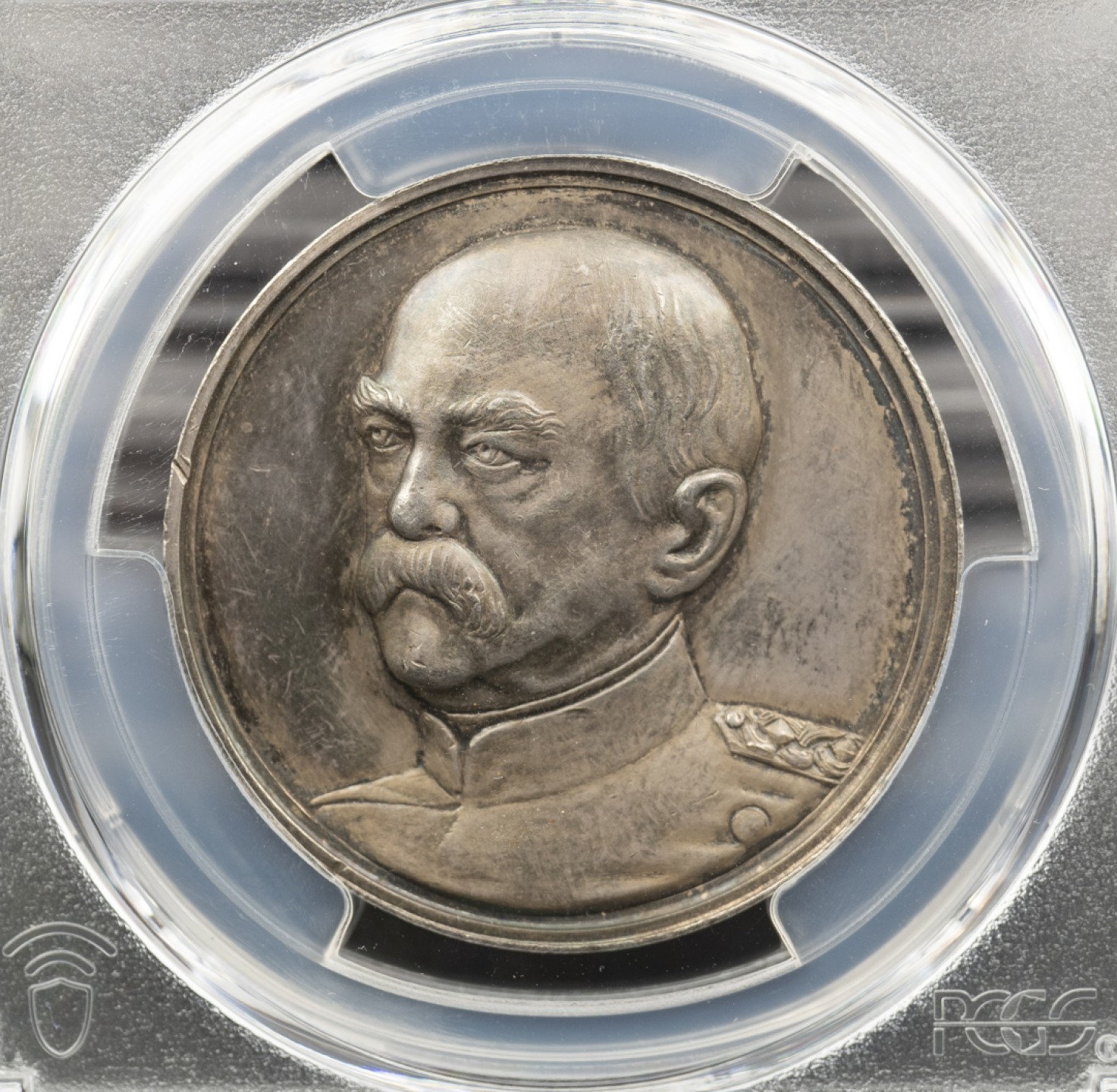 万国钱币拍卖第005期 1895年德国俾斯麦80大寿纪念银章，通体五彩，最为经典的一款设计