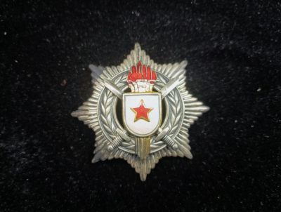 戎马世界章牌大赏第34期 - 南斯拉夫三级军事功勋勋章，三戳六火炬版