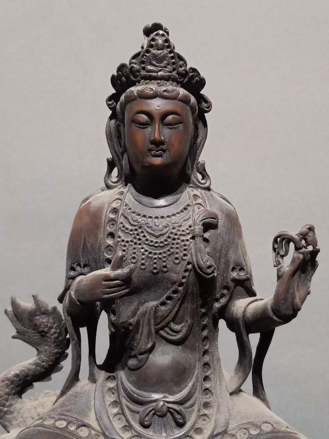纯铜佛像，纯手工精致打造，包浆厚重，老化明显，品相完整。