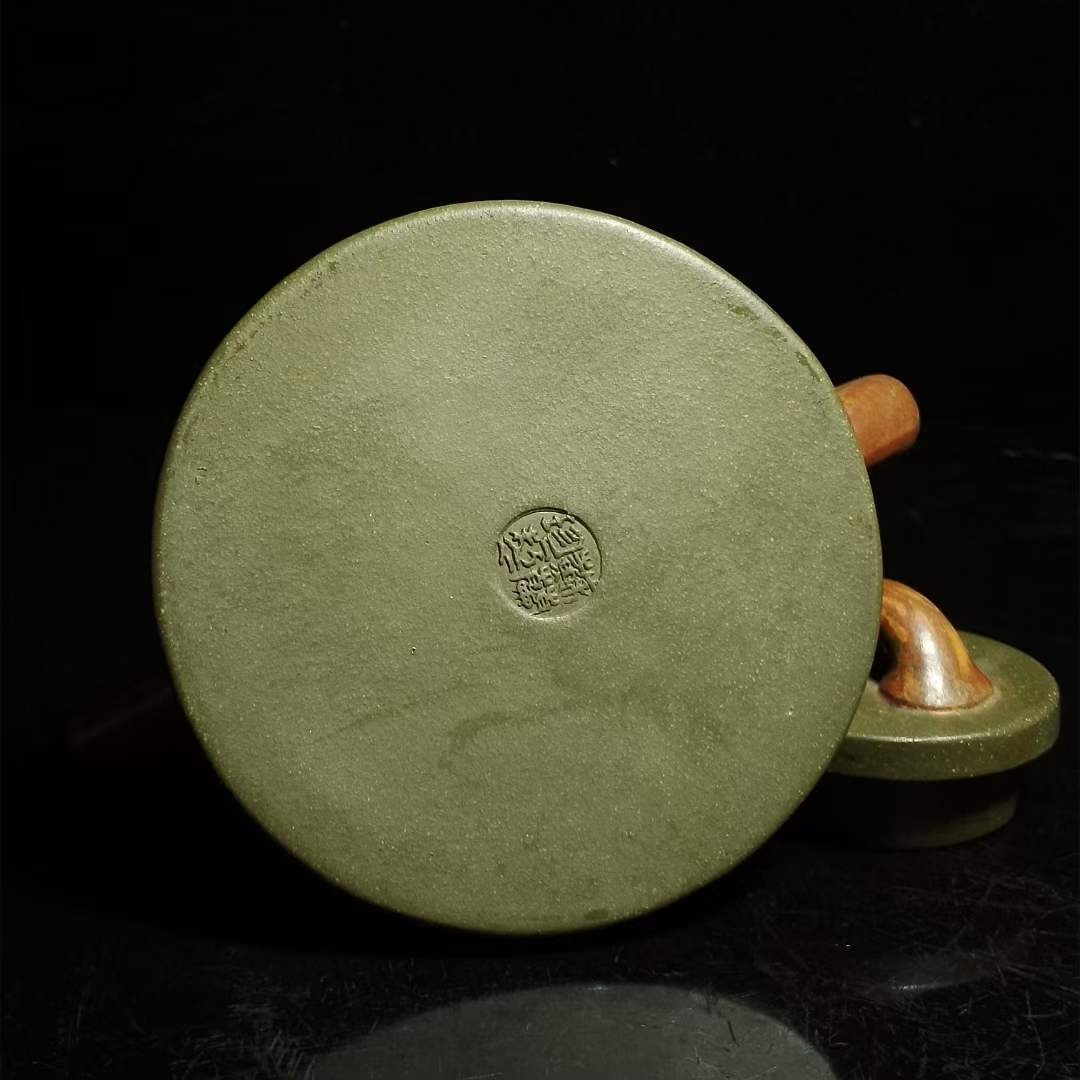 苏兰珍紫砂壶一把，多孔出水