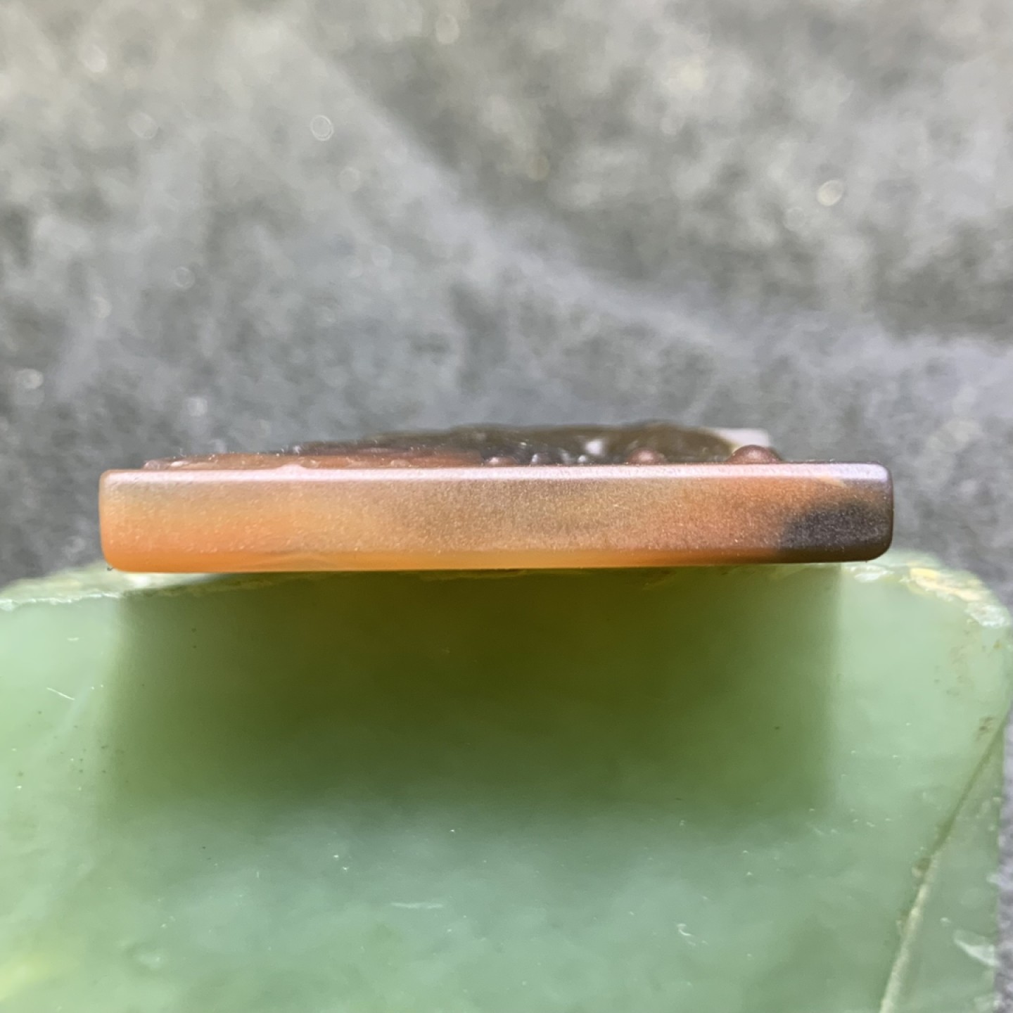 精美高玉化巴西玛瑙雕刻战狼牌子一个，