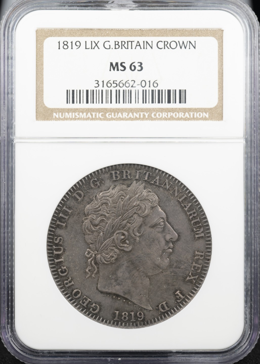 万国钱币拍卖第005期 1819LIX英国乔治三世马剑银币，英国马剑系列的开端，机制克朗的鼻祖，也代表着蒸汽时代的到来。马剑图案由意大利雕刻家Pistrucci设计，在钱币两面皆留下了显而易见的签名，这在当时是难以被接受的（一般只会留下首字母缩写），此举也为后来首席雕刻师W.Wyon的上位埋下了伏笔。此枚钱币高点细节皆属完美，略带镜面感的底板在光线下呈现出五彩斑斓的色彩，整体状态有着不输64分的水准。