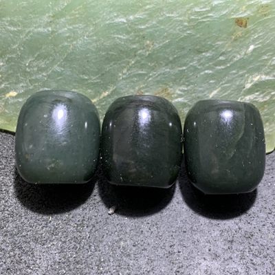 新疆和田青玉通货桶珠三颗 - 新疆和田青玉通货桶珠三颗
