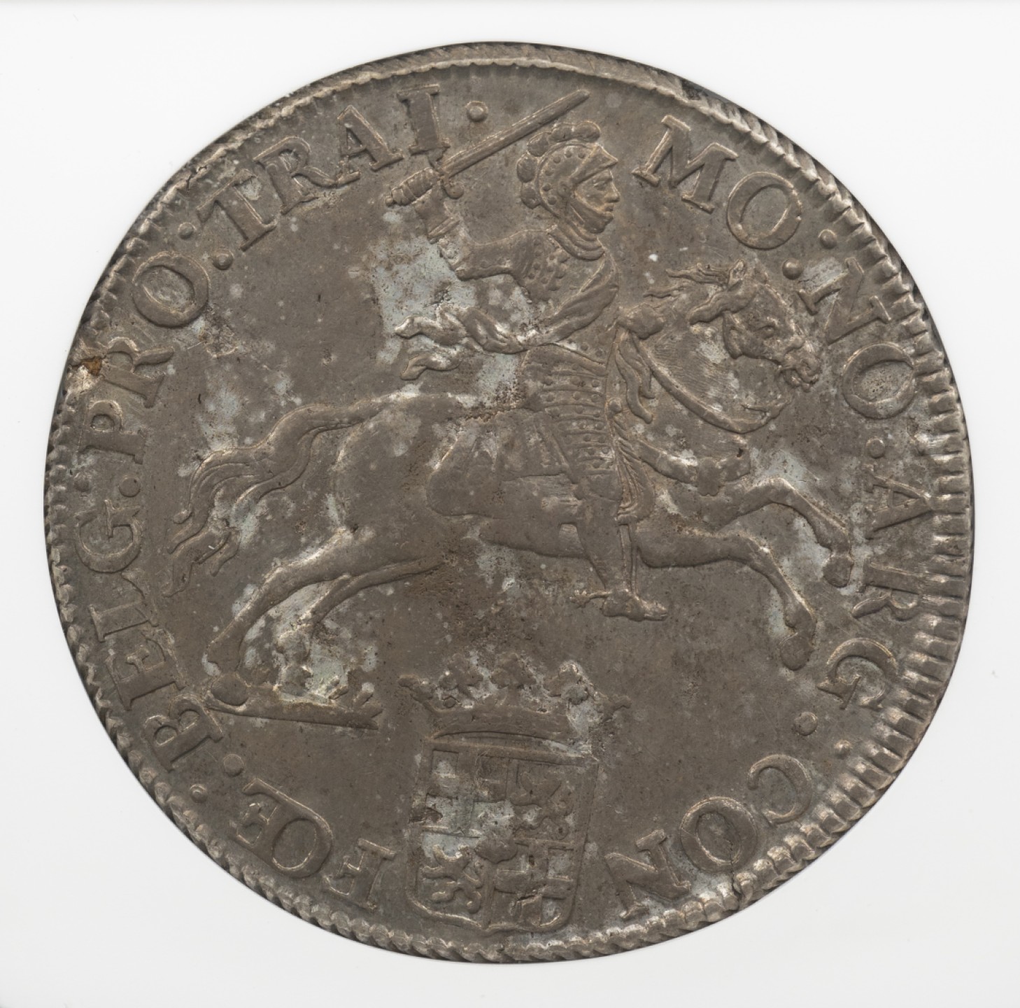 万国钱币拍卖第005期 1769荷兰乌特勒支大马剑银币，季军，中期少见年份，纸袋包浆不太均匀，但是细节和底光都不错，很多中期都弱打的厉害，盒子有一个小磕。