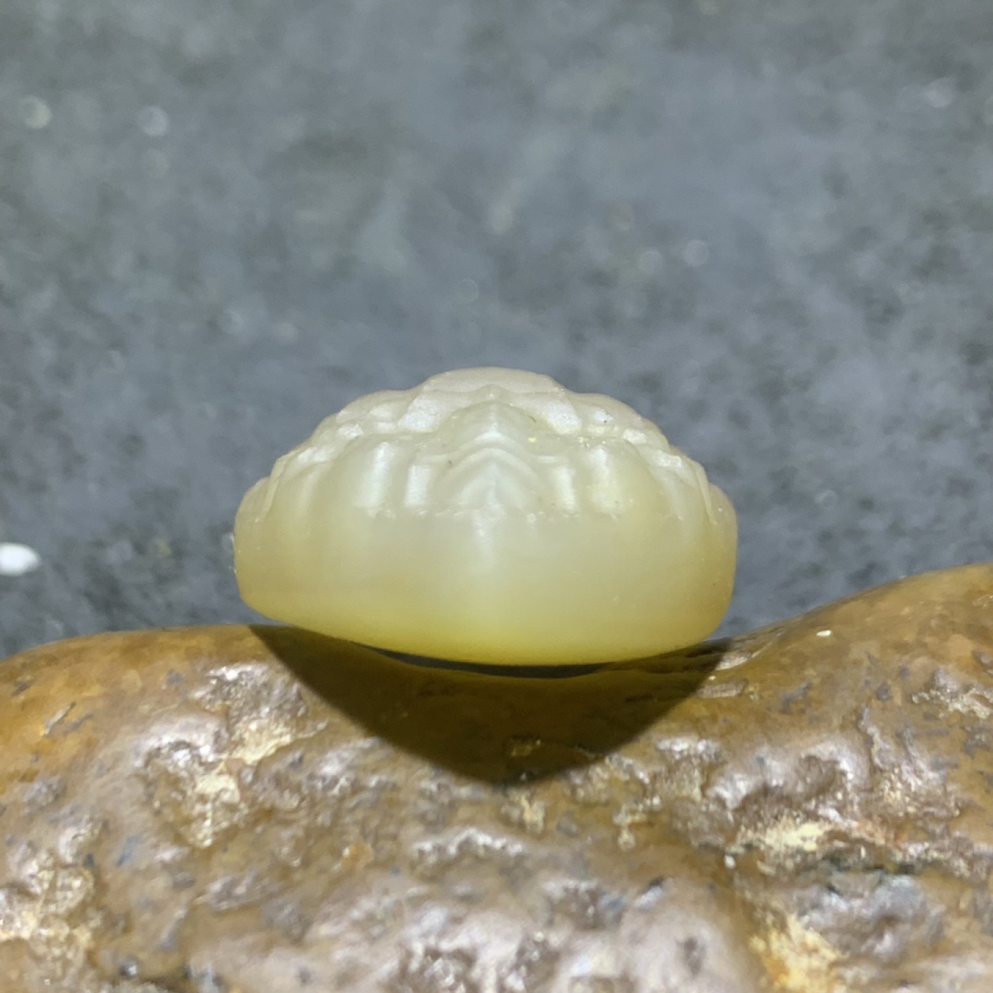 精美高润度飘蒙料战国红玛瑙雕刻观音菩萨戒面一个！