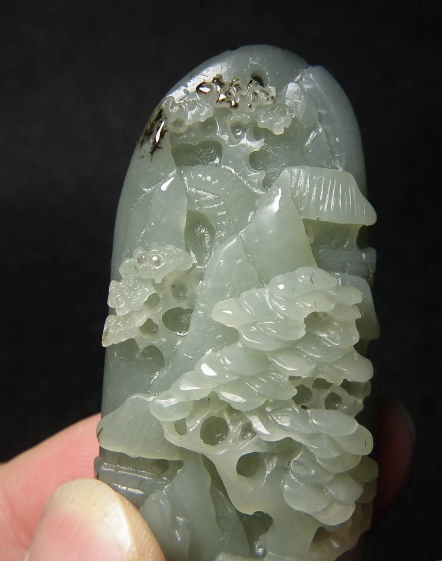 ｜冷门出品｜精选专拍·第贰拾场· 和田青白玉籽料黑皮沁高浮雕山水庭院随形大把件