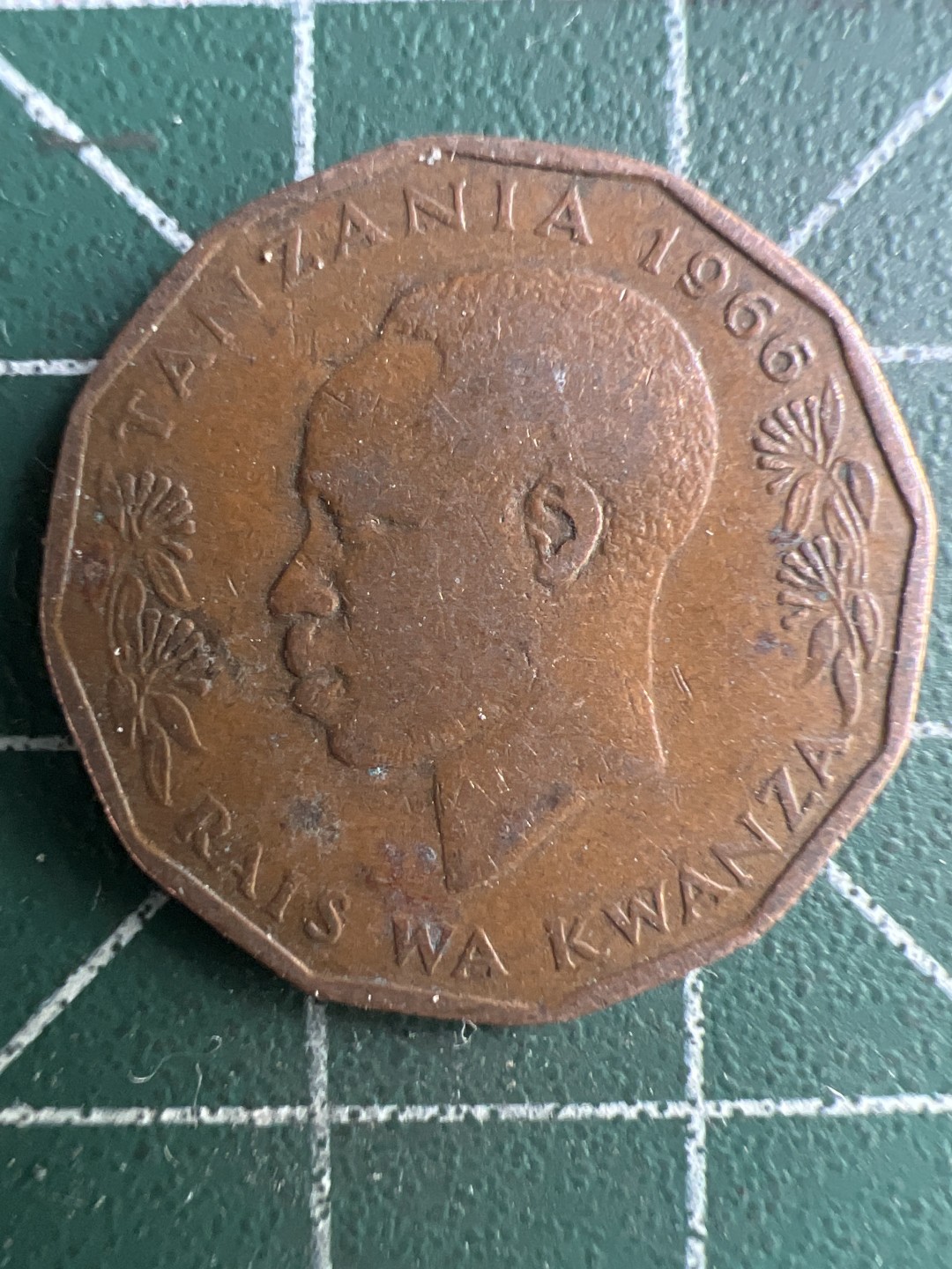 泡泡堂微拍第一 一 三幕硬币捡漏可累计专场👿👿，累计满二十元包邮，接受代拍业务 坦桑尼亚五分