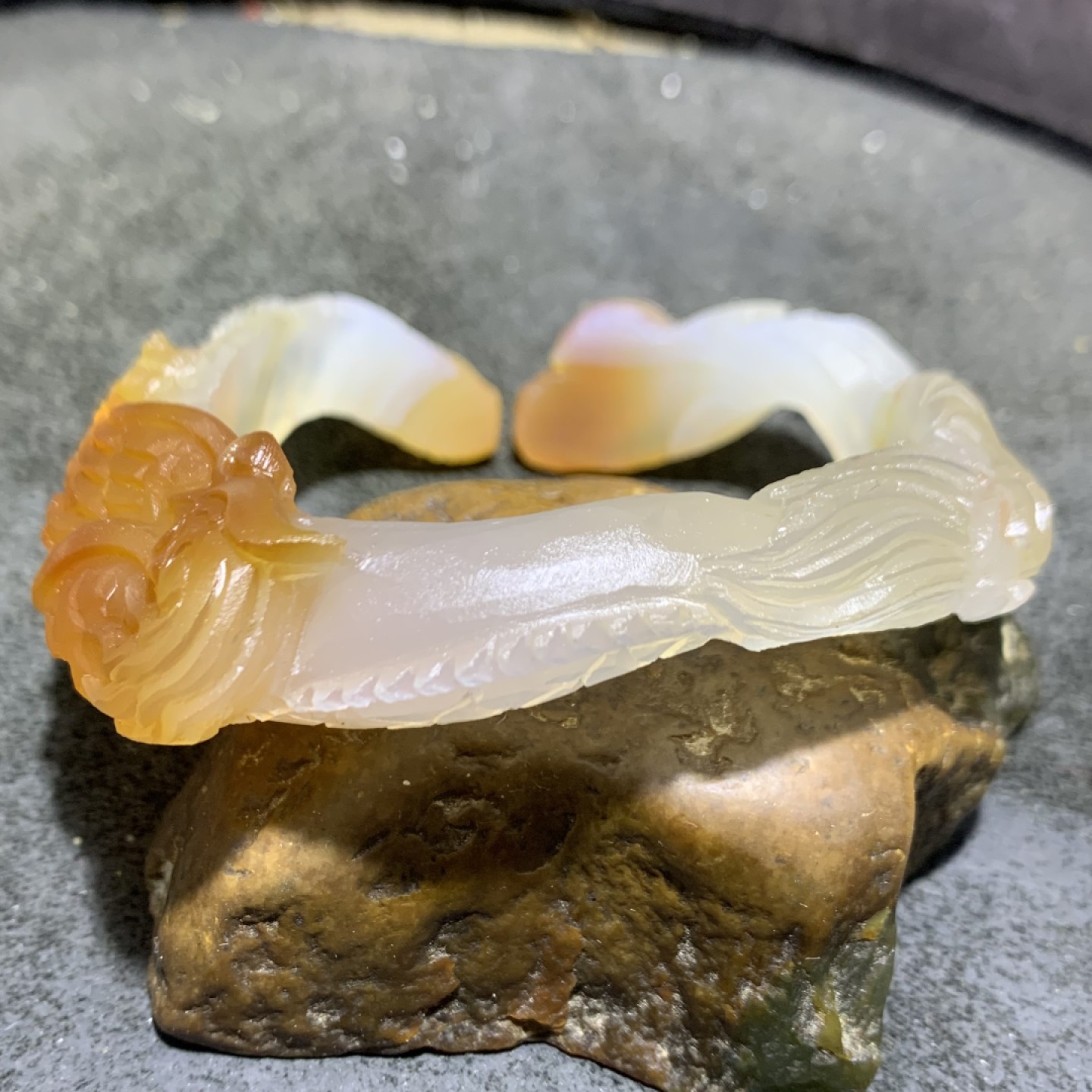 精美亚光马达加斯加玛瑙龙凤开口手镯一只