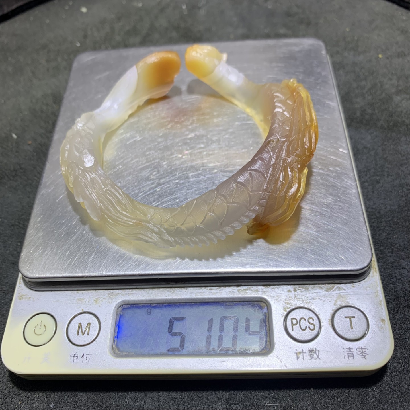 精美亚光马达加斯加玛瑙龙凤开口手镯一只