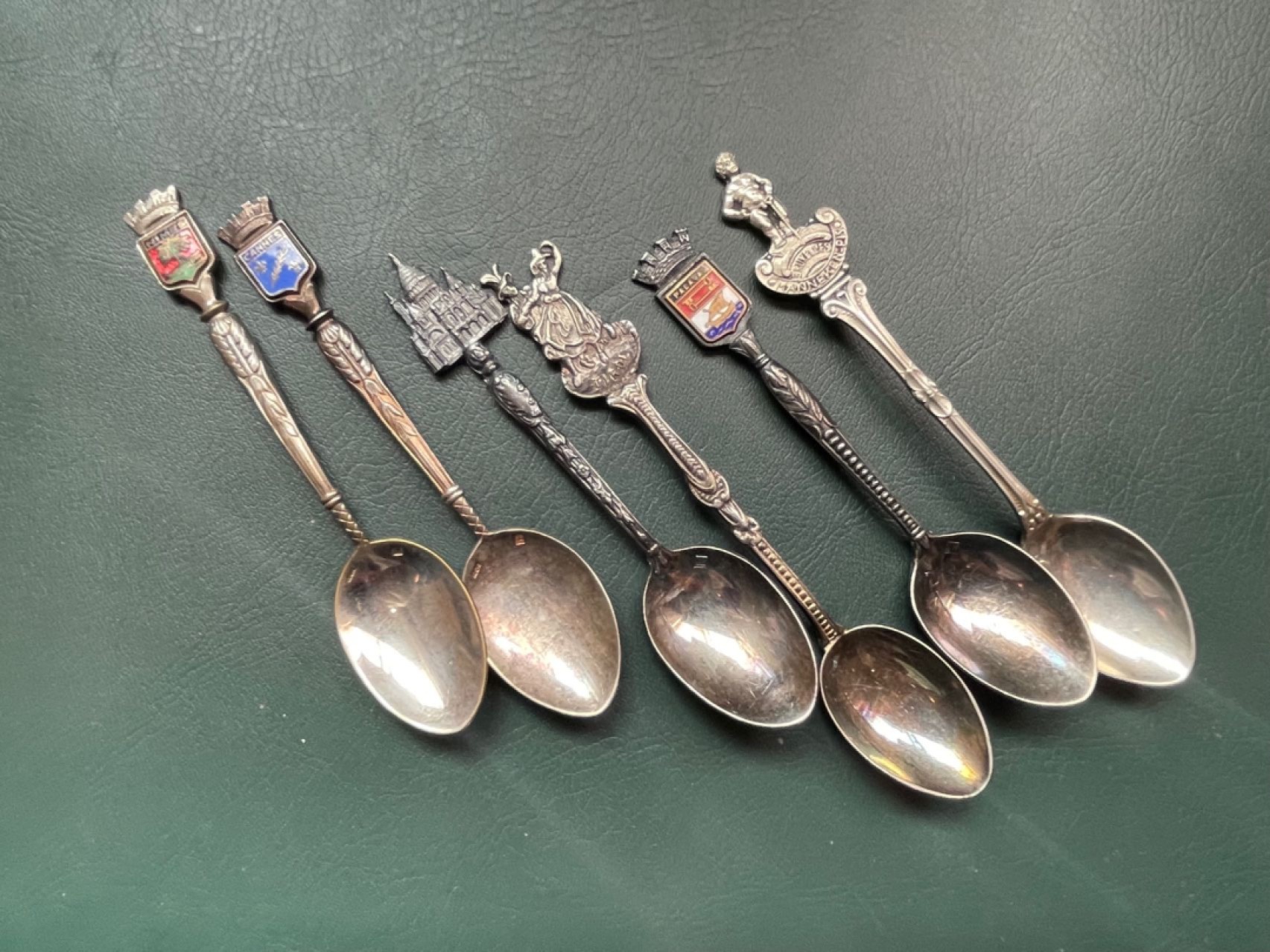 第八场，欧洲艺术章牌代币拍卖（实时专场，机器自动拍卖，请提前出好价格） 六枚欧洲银色小勺子，具体材质不明，按镀银勺子