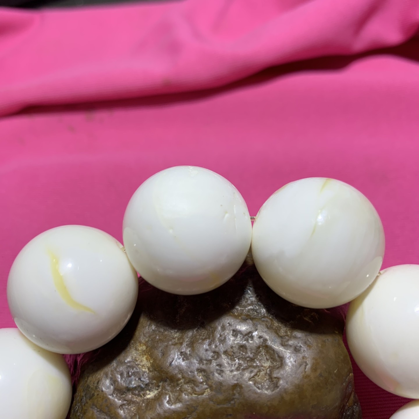 深海奶白飘黄贝化玉单圈手串一条，