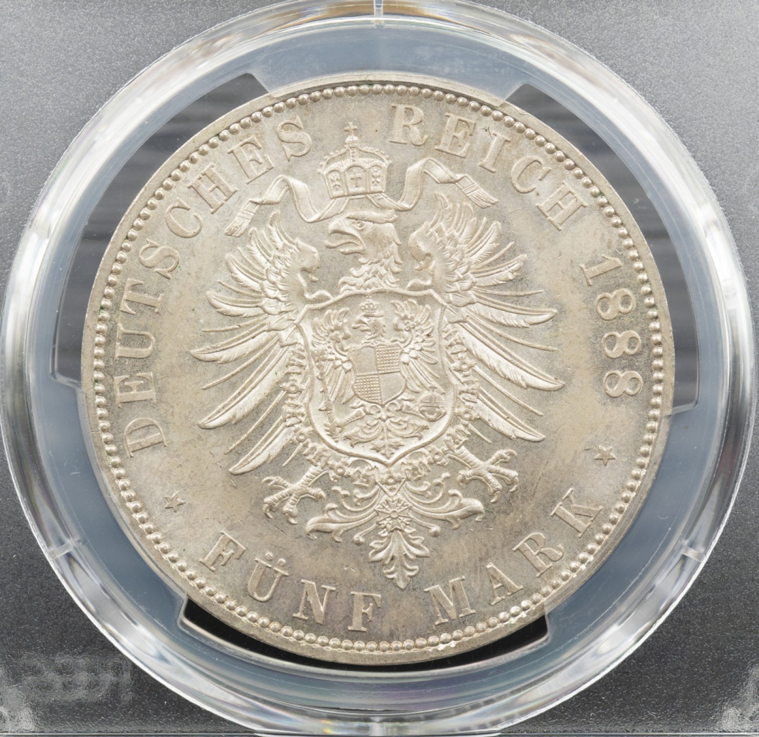 万国钱币拍卖第005期 1888三皇年德国普鲁士弗三短翅5马克，顶级高分，轻度包浆，粉光满满，来自日本银座拍卖，流传有序，品质保障。