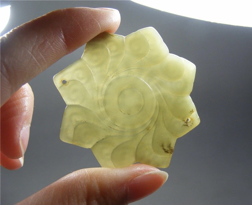 ｜冷门出品｜精选专拍·第贰拾场· 和田青白玉厚实双面工带双孔多瓣花坠