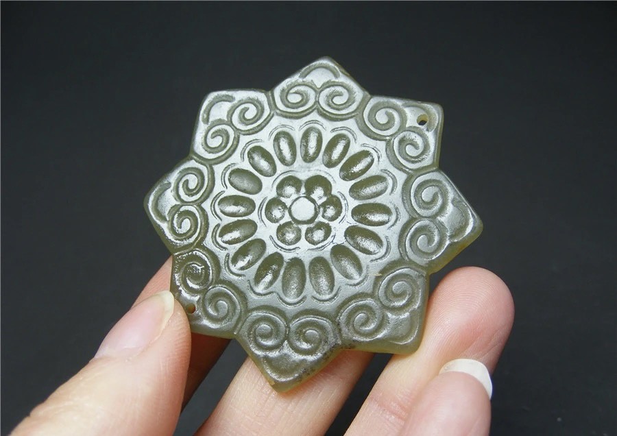 ｜冷门出品｜精选专拍·第贰拾场· 和田青白玉厚实双面工带双孔多瓣花坠