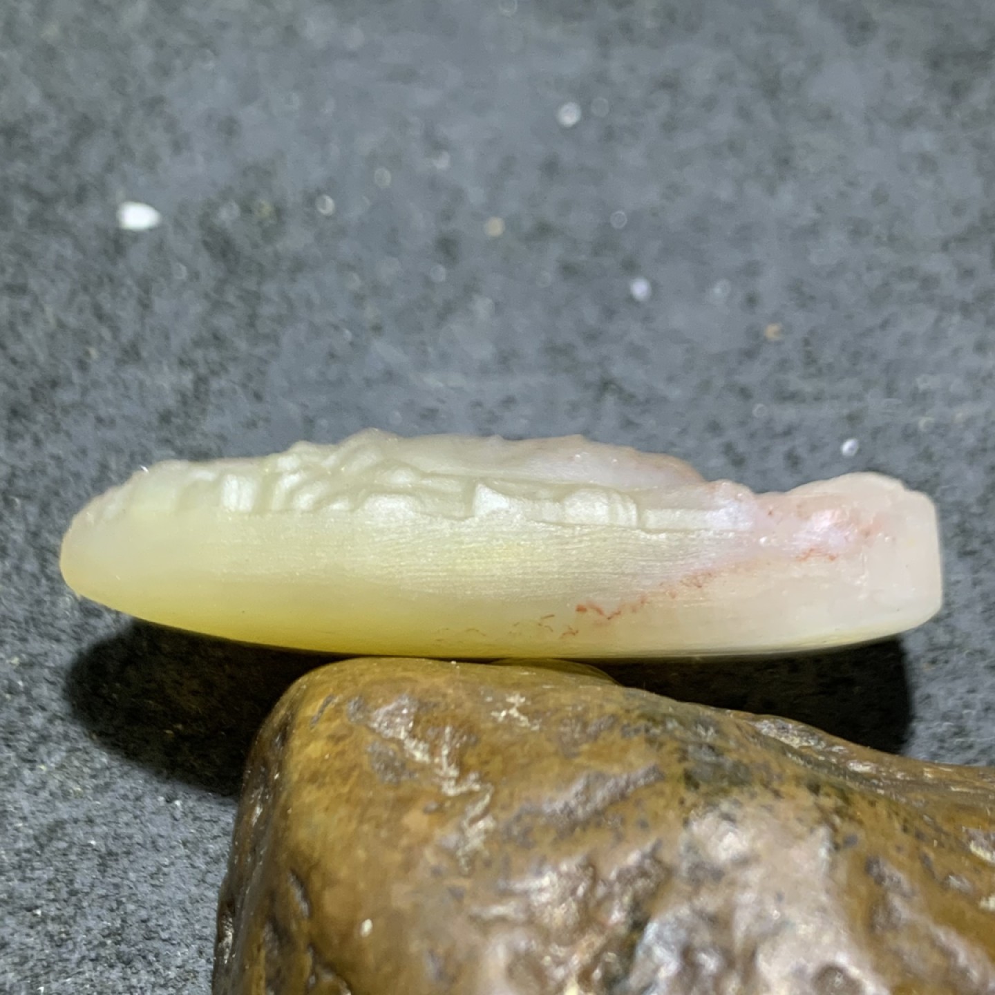 精美高润度飘蒙料战国红玛瑙雕刻观音菩萨戒面一个！