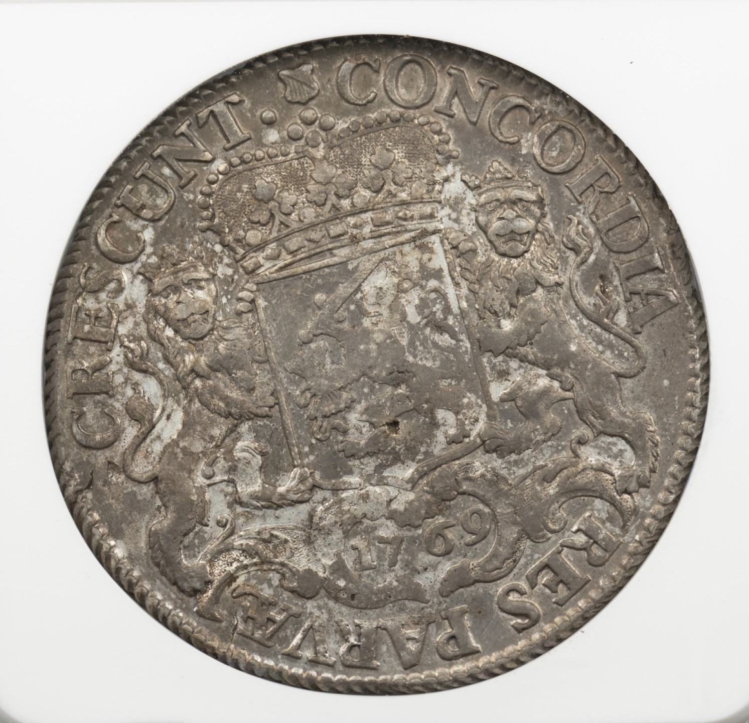 万国钱币拍卖第005期 1769荷兰乌特勒支大马剑银币，季军，中期少见年份，纸袋包浆不太均匀，但是细节和底光都不错，很多中期都弱打的厉害，盒子有一个小磕。