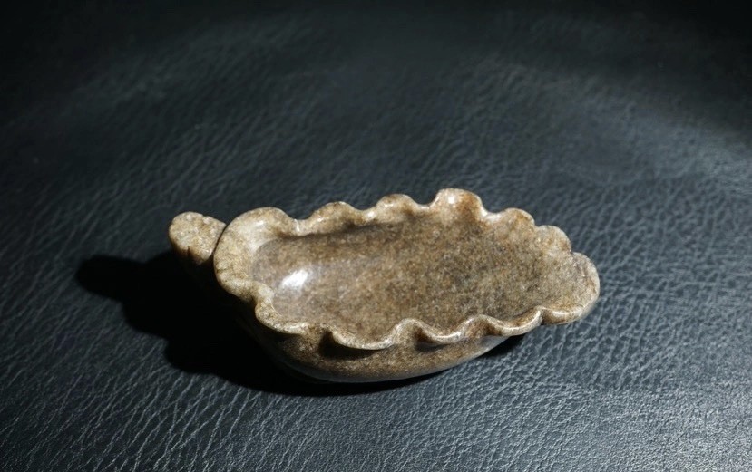 ｜冷门出品｜精选专拍·第贰拾场· 明清工老和田玉荷叶水盂摆件｜尺寸12.66*5.3*3.5cm