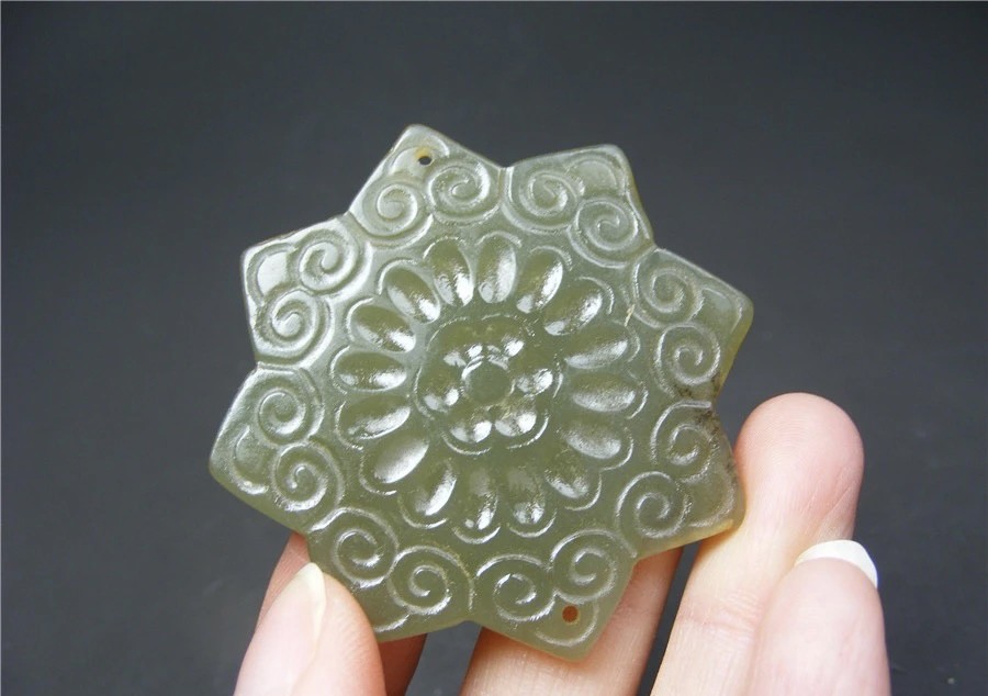｜冷门出品｜精选专拍·第贰拾场· 和田青白玉厚实双面工带双孔多瓣花坠