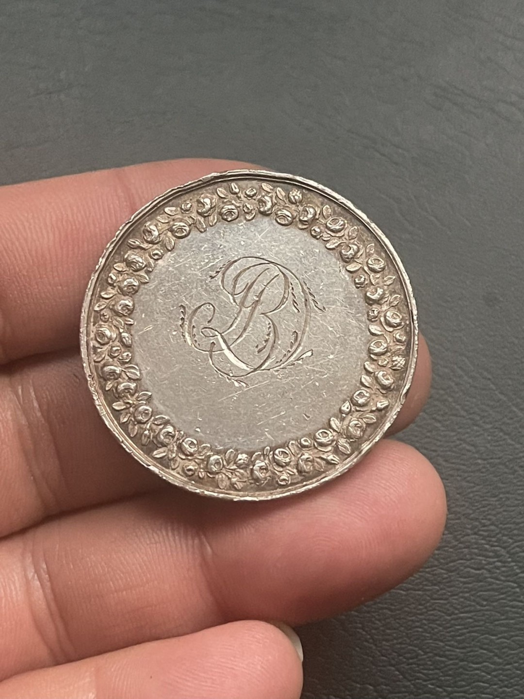 第八场，欧洲艺术章牌代币拍卖（实时专场，机器自动拍卖，请提前出好价格） 法国结婚较大规格银章（边有伤）