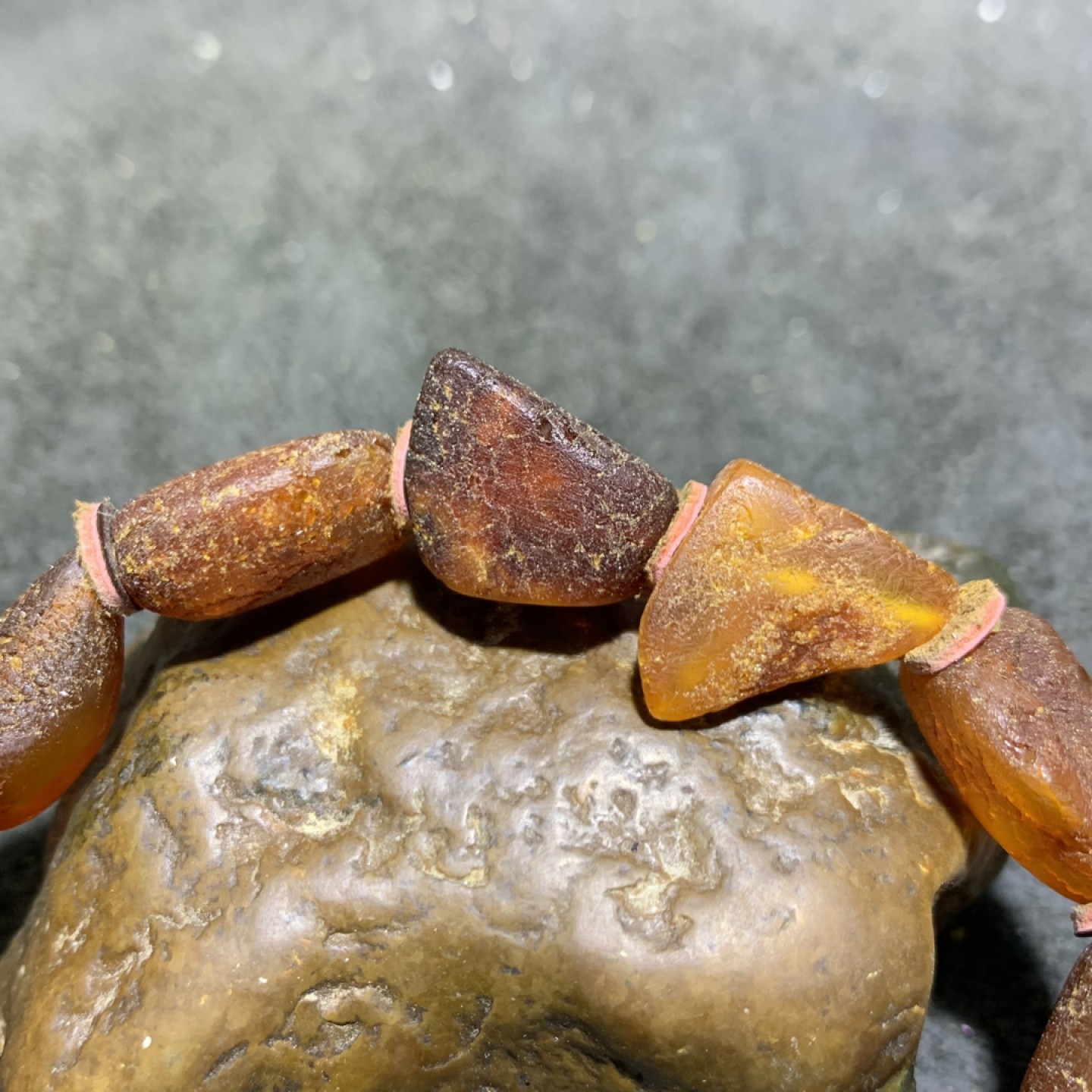精美天然乌克兰蜜蜡原石手串1条！