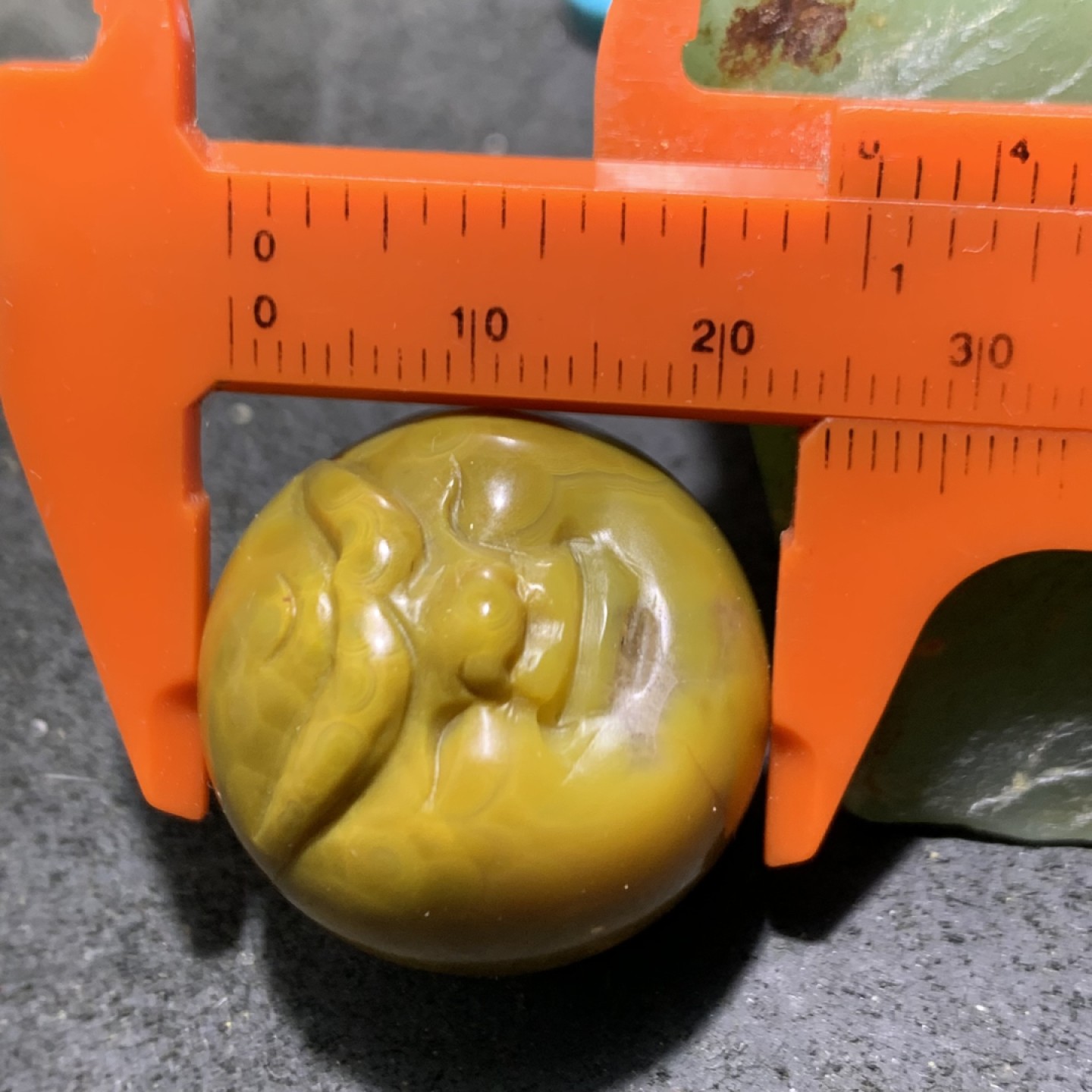 精美高润度战国红玛瑙雕刻人面珠一个！