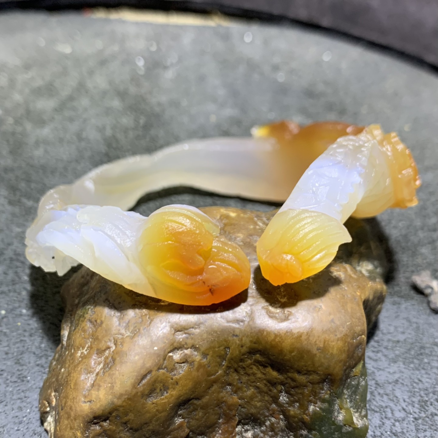 精美亚光马达加斯加玛瑙龙凤开口手镯一只