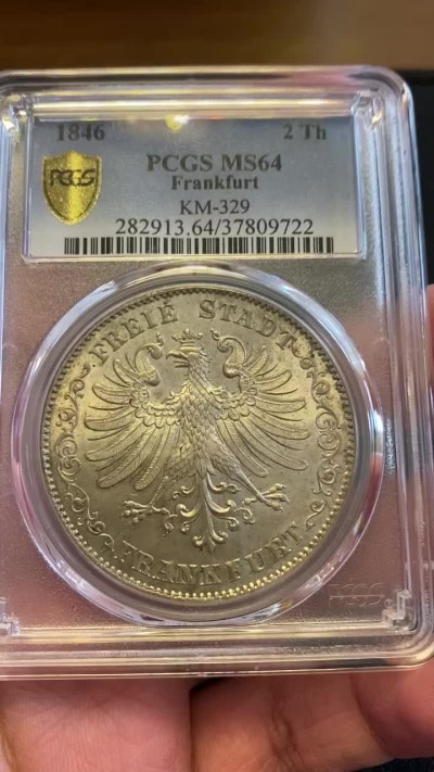 万国钱币拍卖第005期 1846德国法兰克福鹰徽2泰勒，发行量较少的一个年份，车轮粉光，冠军分，挑不出毛病的一枚。