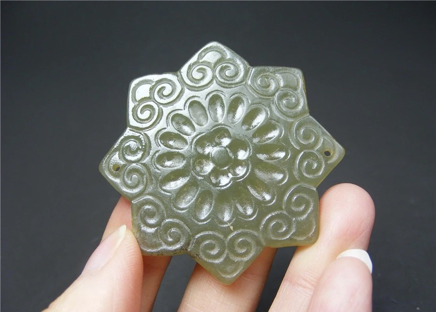 ｜冷门出品｜精选专拍·第贰拾场· 和田青白玉厚实双面工带双孔多瓣花坠