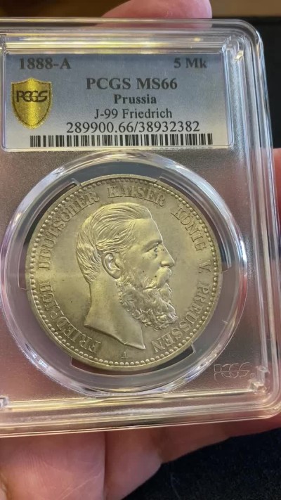 万国钱币拍卖第005期 1888三皇年德国普鲁士弗三短翅5马克，顶级高分，轻度包浆，粉光满满，来自日本银座拍卖，流传有序，品质保障。