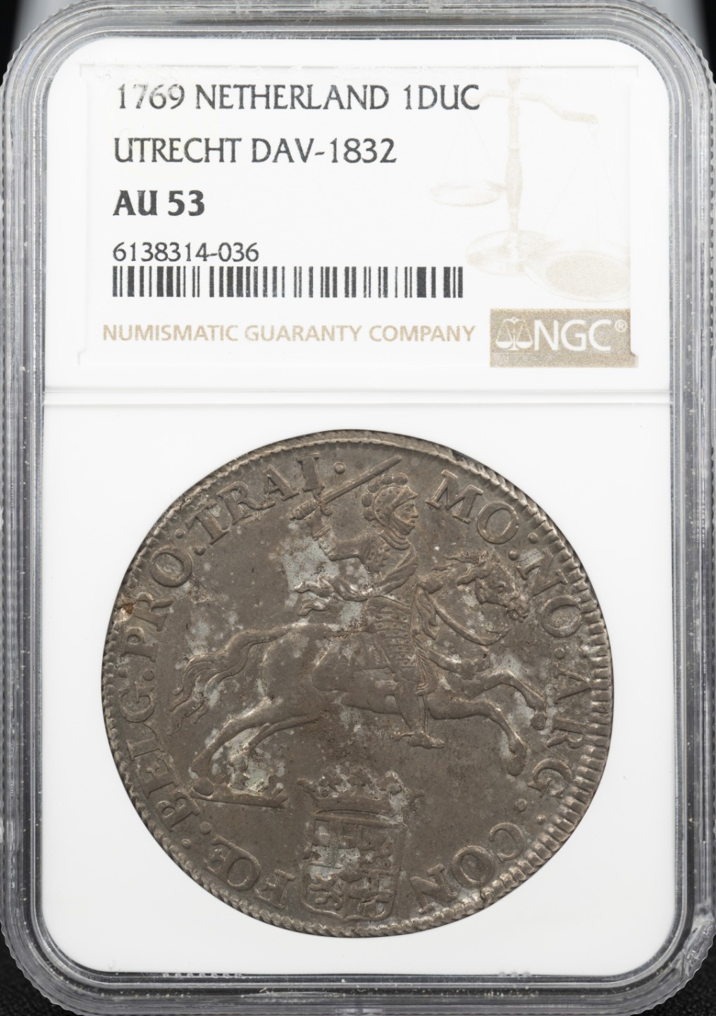 万国钱币拍卖第005期 1769荷兰乌特勒支大马剑银币，季军，中期少见年份，纸袋包浆不太均匀，但是细节和底光都不错，很多中期都弱打的厉害，盒子有一个小磕。