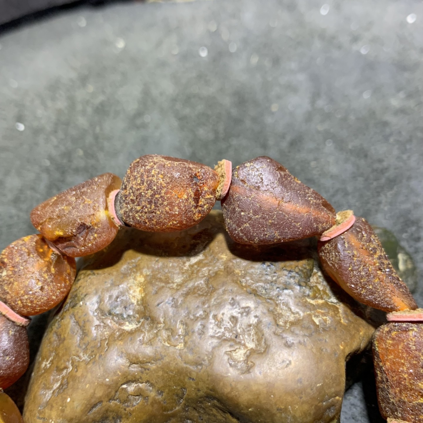 精美天然乌克兰蜜蜡原石手串1条！