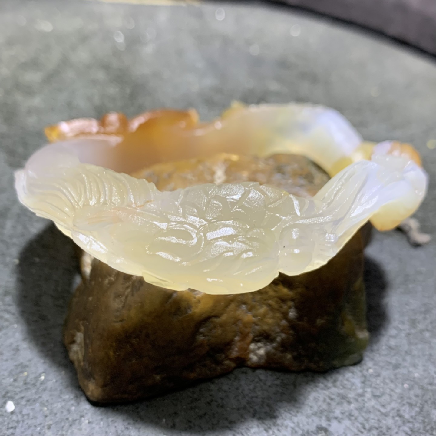 精美亚光马达加斯加玛瑙龙凤开口手镯一只
