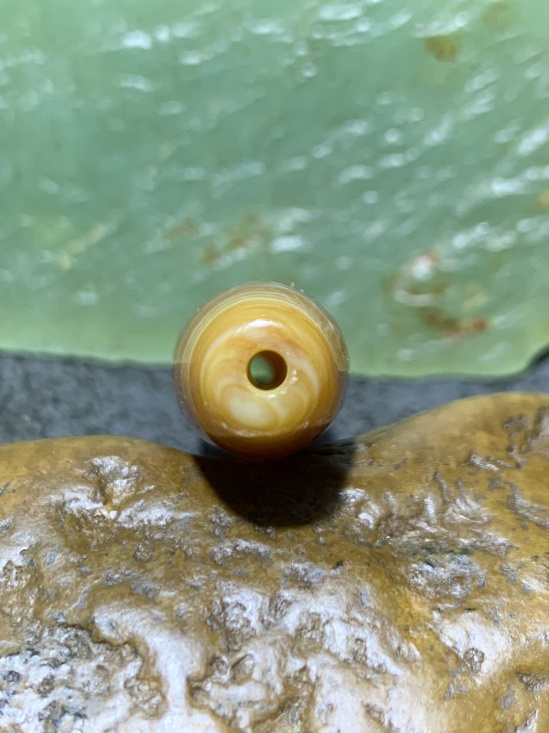 精美高玉化咖色千层纹缠丝玛瑙桶珠一颗，