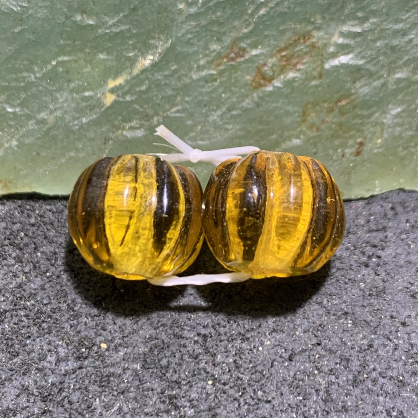 建国前后库存冰透金珀色琉璃南瓜珠一对，