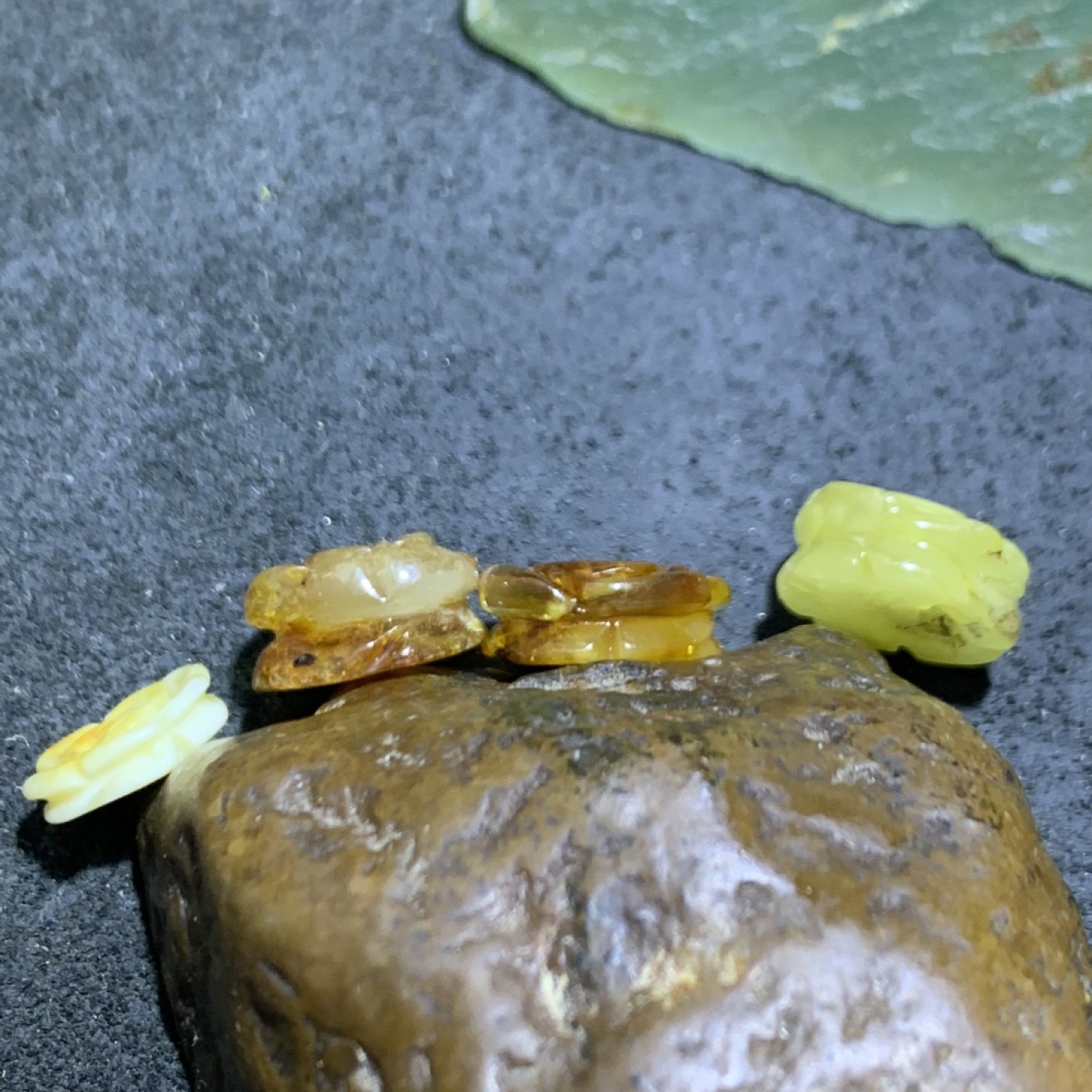 天然原矿蜜蜡通货珠玫瑰花4颗