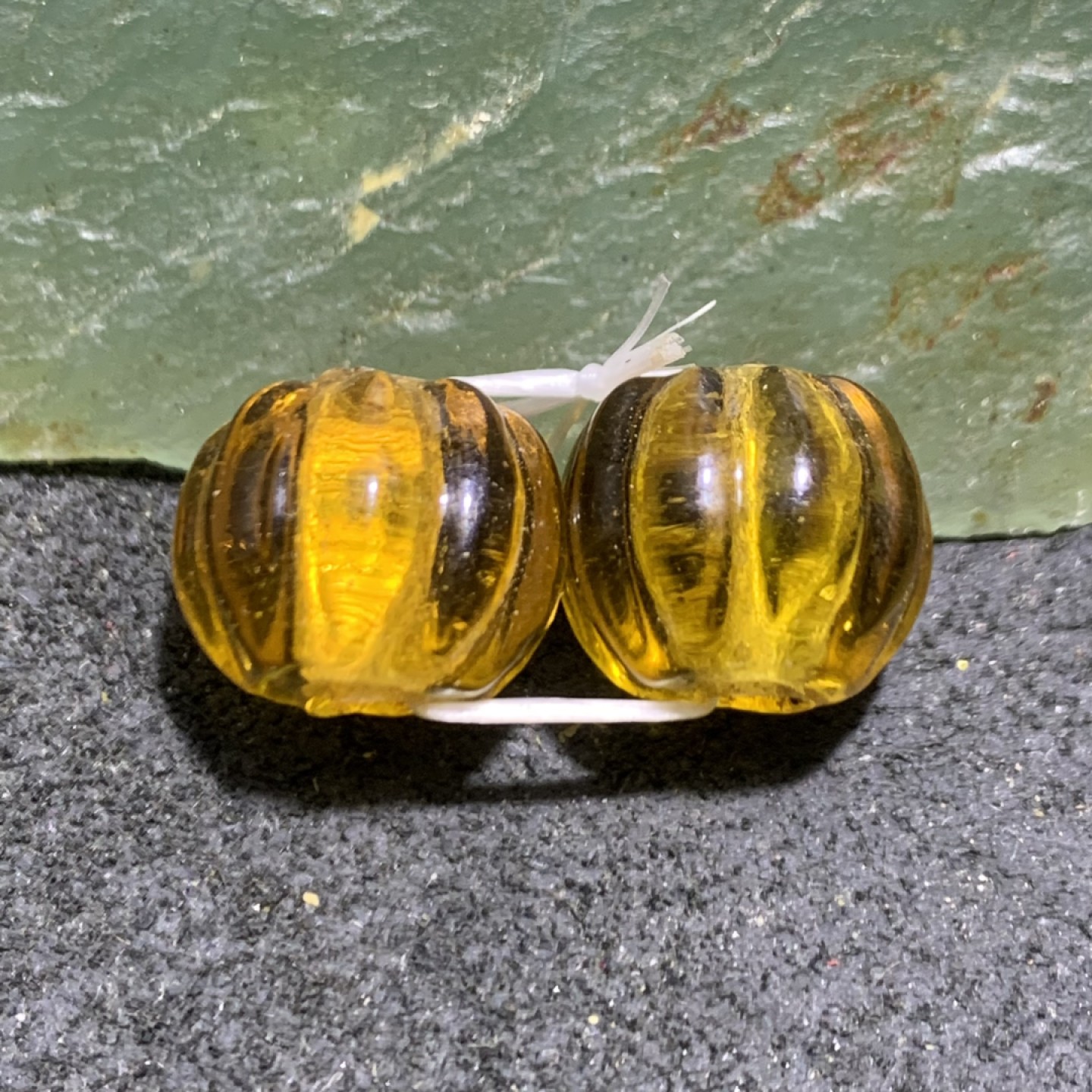 建国前后库存冰透金珀色琉璃南瓜珠一对，