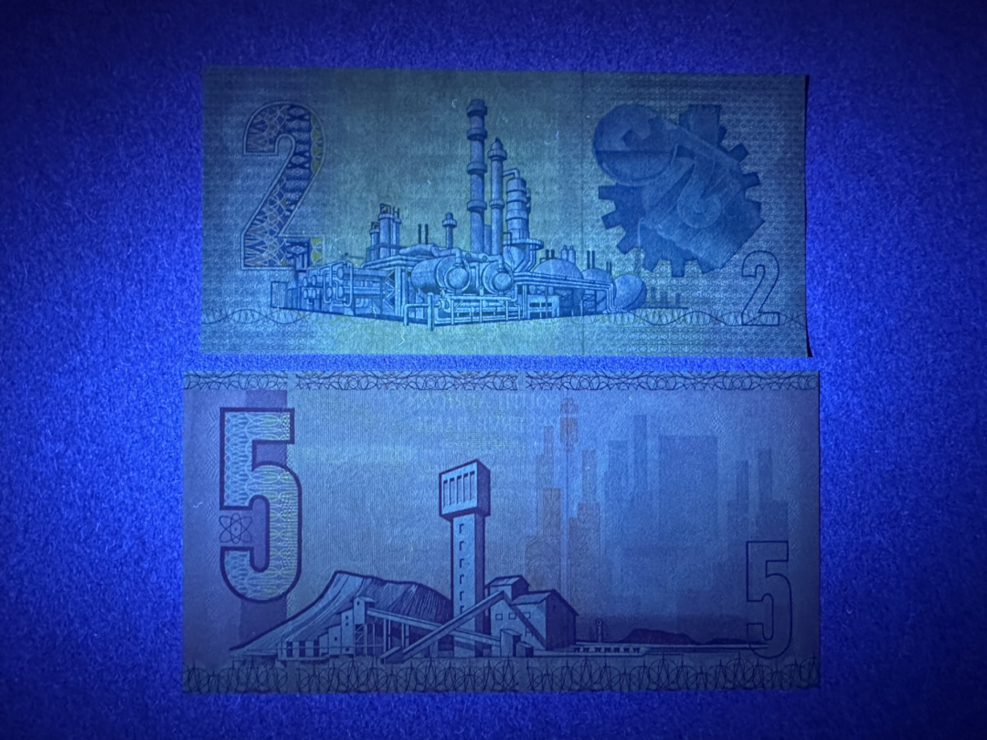 《张总收藏》96期——世界最佳纸币 南非2、5兰特2张 UNC 1973-1984年版本